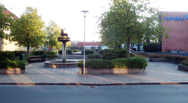 Torvet i Hammel, med Tema Centeret i baggrunden 2009